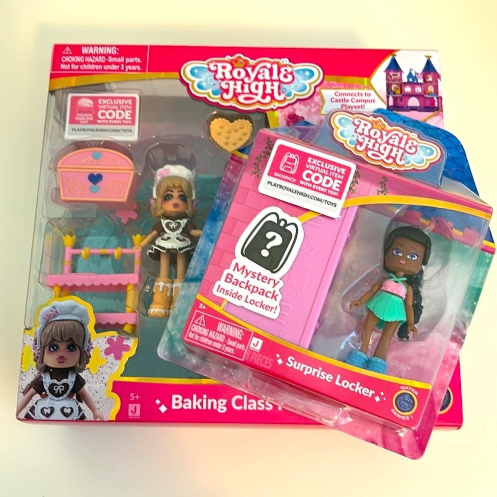 Roblox Royale High Baking Playset and 1 Surprise Locker